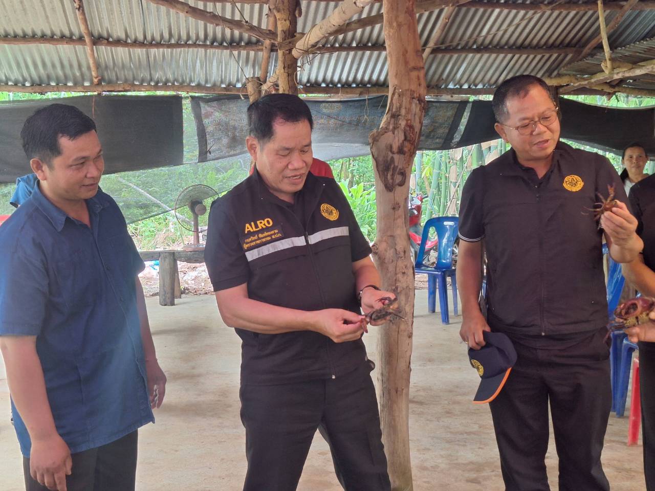 title - ผู้ตรวจราชการ ส.ป.ก. ลงพื้นที่จังหวัดสกลนคร ประชุมติดตามความก้าวหน้าผลการดำเนินงาน พร้อมตรวจเยี่ยมให้กำลังใจเกษตรกรในเขตปฏิรูปที่ดิน 